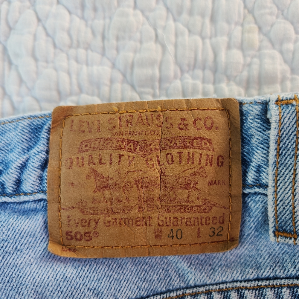 Classic Levi's 505 straight jeans. Light blue denim. 40x32